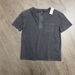 NWT GAP Sz Small (6-7yo) Boy’s Onyx SS Shirt. Offers welcome. 15% off w 2+ bndle